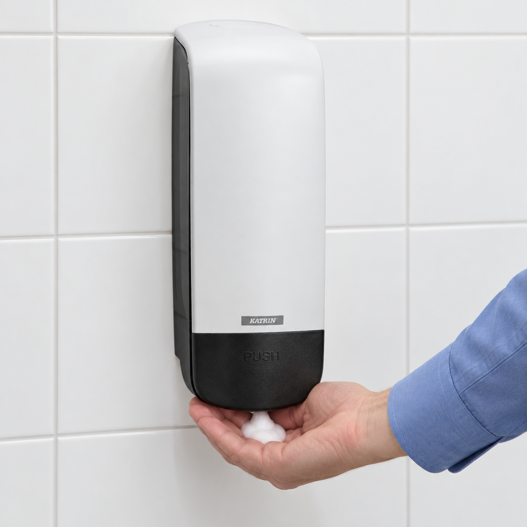 Skumsæbe fra hvid Katrin-dispenser ved håndvask