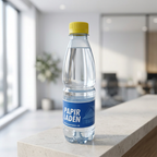 0,5-liters logovand med gult låg og blå Papirladen-etiket på receptionsdisken