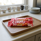 To Corny Big Cinnamon Roll barer på bakke i pauserum, stemningsbillede