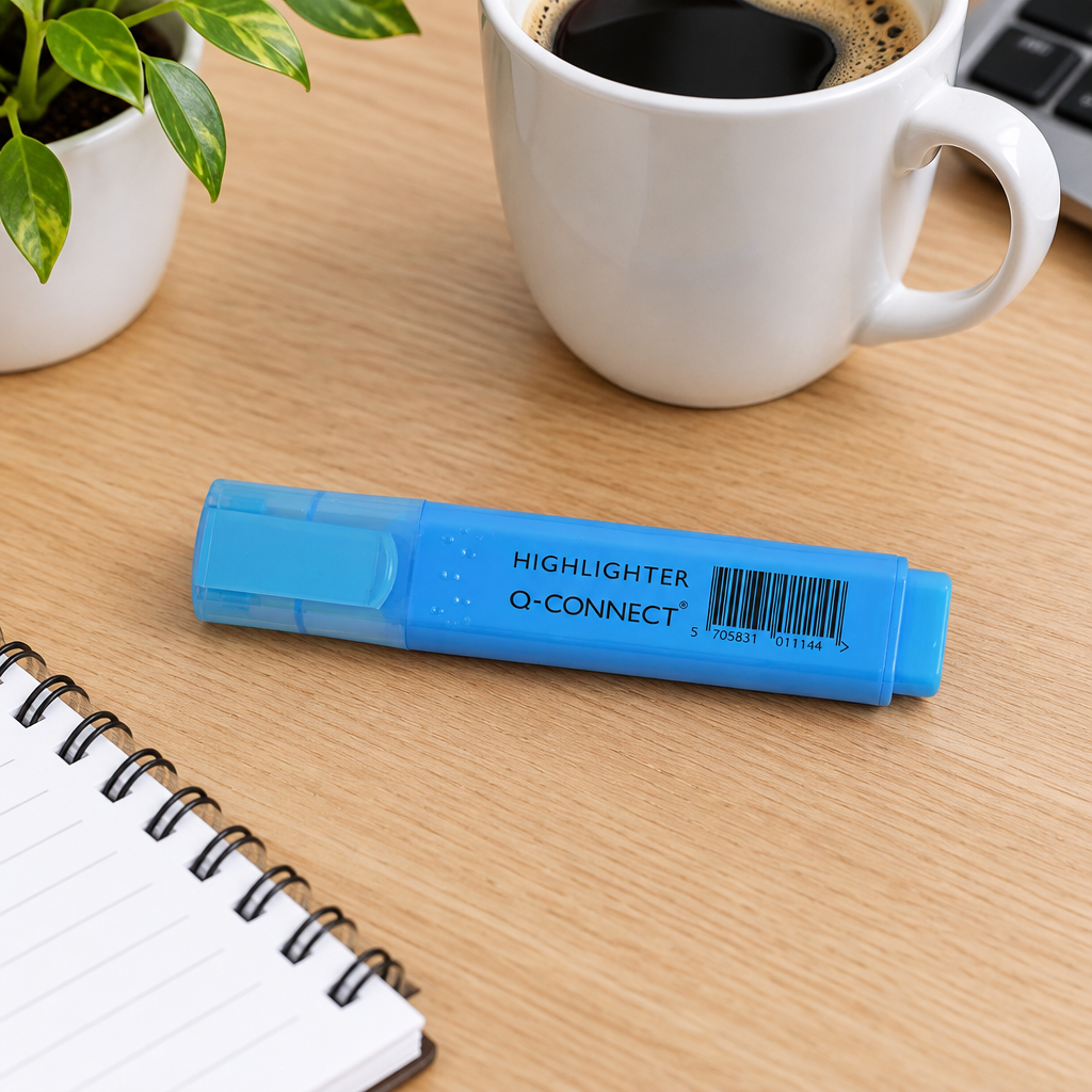 Blå Q-Connect highlighter ved kaffekop og notesbog, genereret miljøbillede