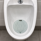 Urinalmåtte i toiletrum set fra større afstand