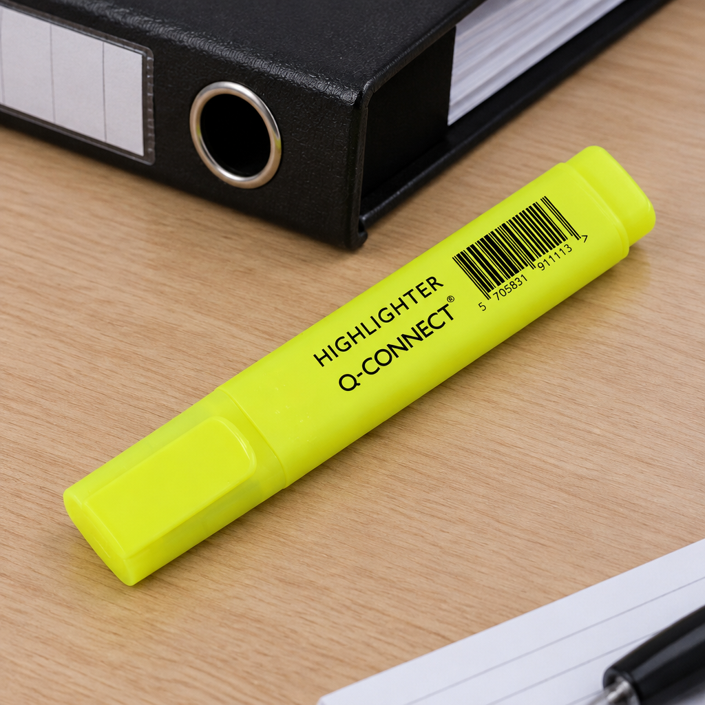 Gul Q-Connect highlighter ved sort brevordner, genereret miljøbillede