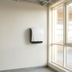 Katrin 90045 rulledispenser ved sportshallens personalefaciliteter, stemningsbillede