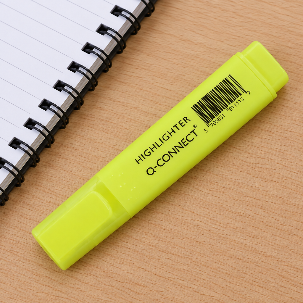 Gul Q-Connect highlighter ved spiralnotesbog på træbord, genereret miljøbillede