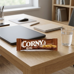 Corny Big Chokolade ved computer og vandglas på kontor, stemningsbillede