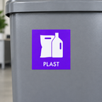 Nærbillede af lilla PLAST-mærke med hvide pose- og flaskesymboler
