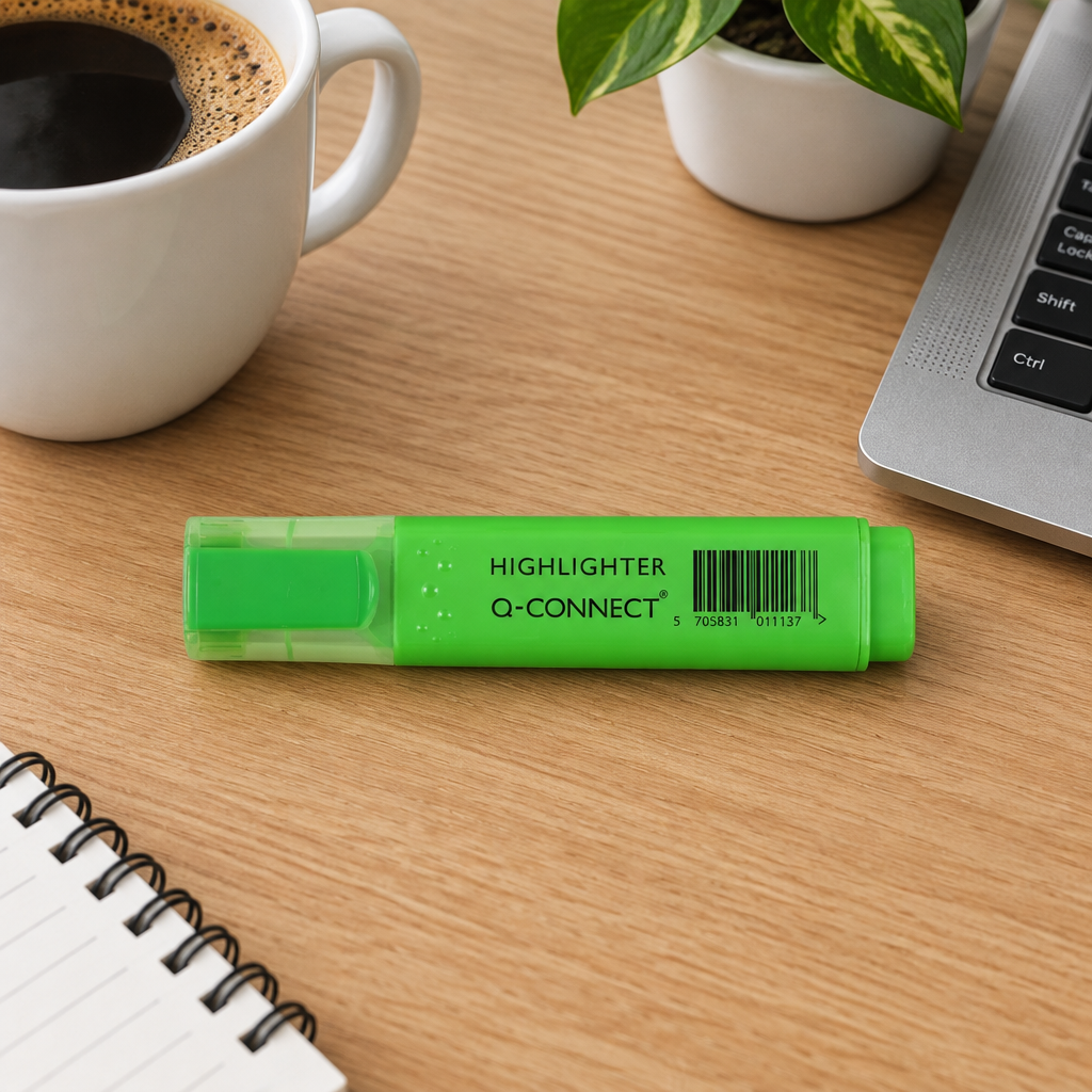 Grøn Q-Connect highlighter ved kaffekop og computer, genereret miljøbillede