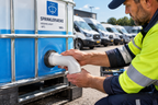 Miljøbillede, varenr. 8123: montering af studs på 1000 liter palletank ved en vognpark med varevogne