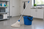 Stemningsbillede af moppe med skaft ved spand, ikke produktfoto af Merry-skaftet