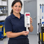 Medarbejder holder Katrin Natural-refill i servicerum, stemningsbillede