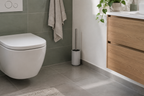 Stemningsbillede af toiletbørste i badeværelse, ikke foto af Vikan-modellen