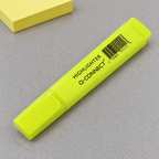 Gul Q-Connect highlighter ved gul notesblok på gråt bord, genereret miljøbillede