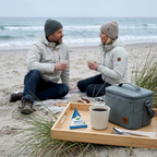 Arla minimælk på ren serveringsbakke med kaffe og isoleret taske ved strandens kaffepause