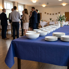 Buffetbord ved reception dækket med blå airlaid-dug