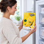 Voksen holder Sun Lolly Ananas, 8 × 60 ml, foran åben fryser