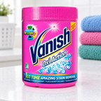 Pink Vanish Oxi Action-bøtte ved farvede håndklæder i vaskerum