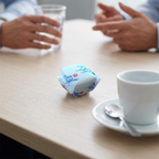 Indpakkede sukkerknalder ved kaffekop på mødebord