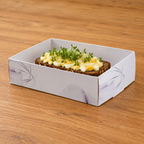 Rugbrødsæske S-line med smørrebrød med æg og grønt på træbord