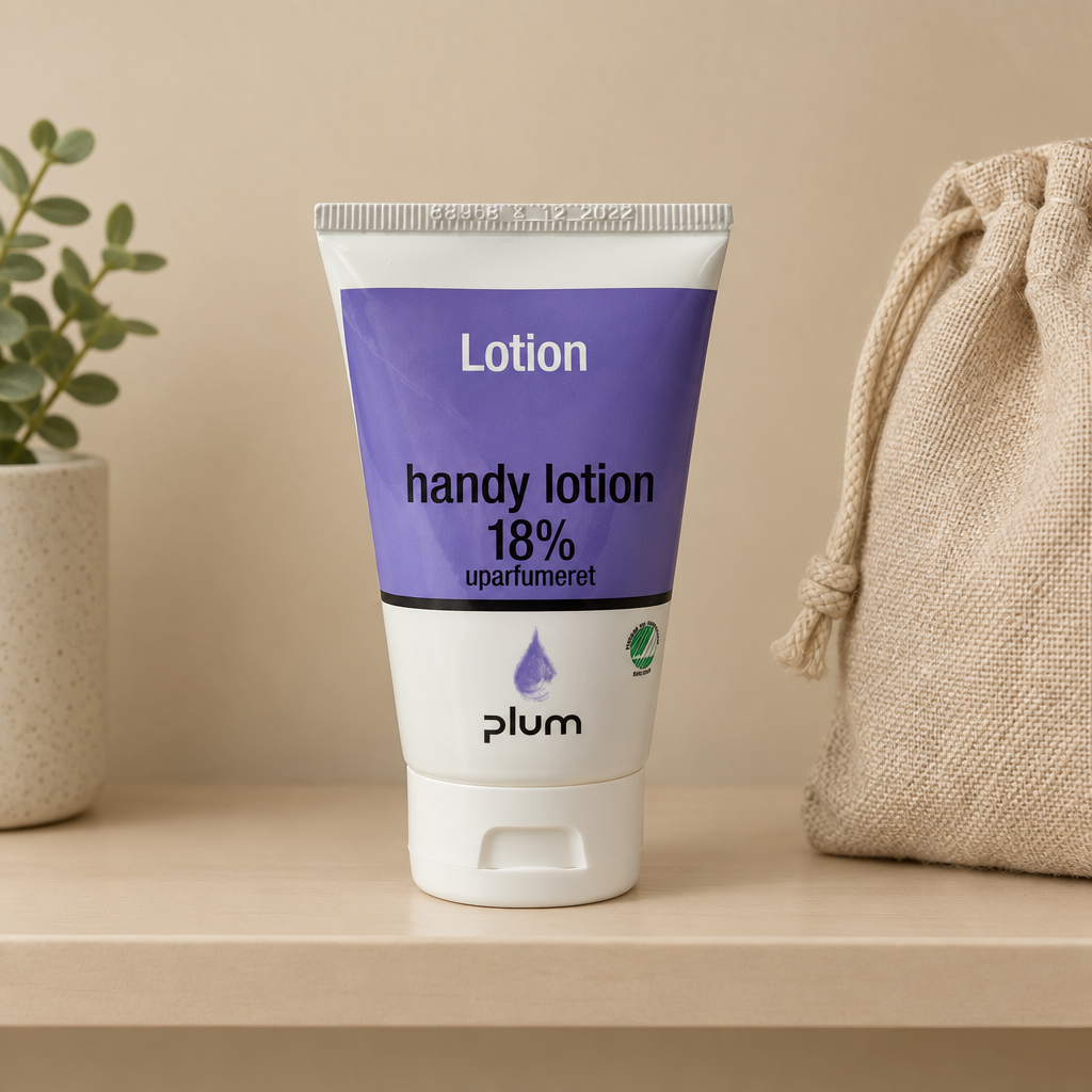 Plum Handy Lotion 18 % på beige hylde ved stofpose