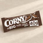 Corny Milk Dark & White müslibar 40 g i indpakning på lys baggrund, varenr. 8384