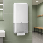 Hvid Tork PeakServe standarddispenser i sportshallens toiletfaciliteter