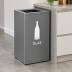 Glasbeholder med hvid foliemærkning ved køkkenbord