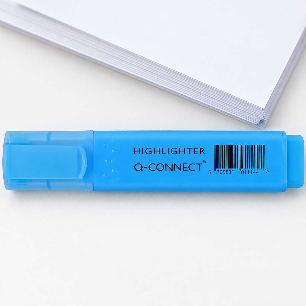 Blå Q-Connect highlighter foran hvid papirbunke, genereret miljøbillede