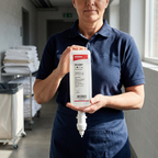 Voksen medarbejder holder Katrin Ease 954267 skumsæberefill