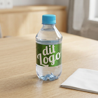 0,30-liters logovand med lyseblåt låg og grøn etiket på et lyst bord