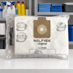 Miljøbillede af Nilfisk-fleeceposer i emballage på hvid bordplade