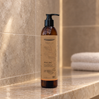 Botanika shampoo og duschgel på en hylde i et flisebeklædt brusemiljø
