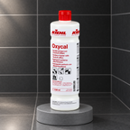 Kiehl Oxycal 1 L på grå sokkel foran mørke fliser