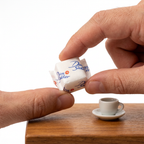 Indpakket portion med to sukkerknalder holdt mellem fingrene