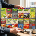 Medarbejder holder Pickwick Top 12 borddisplay ved en solbeskinnet testation
