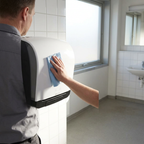 Rengøring af Katrin 90045-dispenserens yderside, stemningsbillede