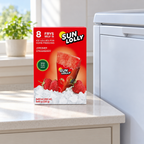 Sun Lolly Jordbær, 8 × 60 ml, på køkkenbord ved lukket fryser