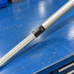 Illustreret detalje af sort lås og glidende del på aluminiumsteleskoprør