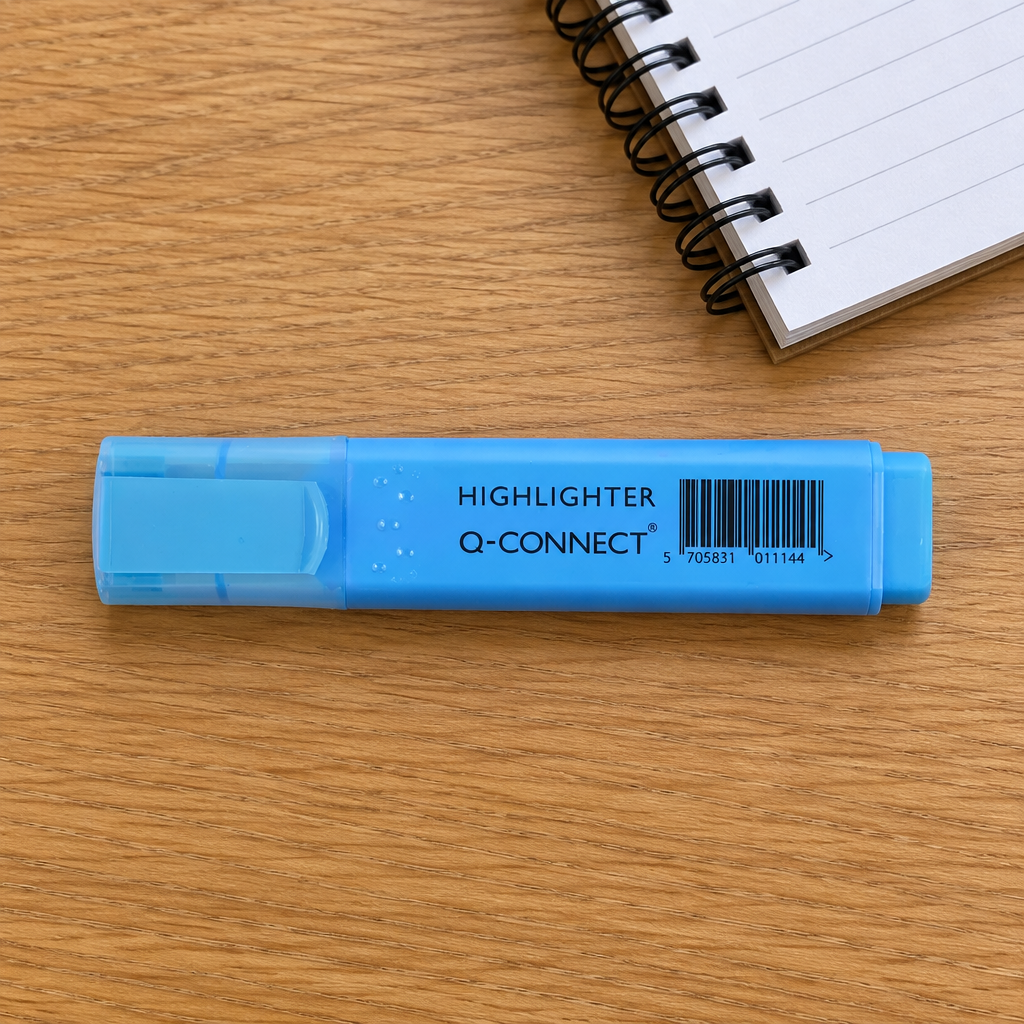 Blå Q-Connect highlighter ved spiralnotesbog på træbord, genereret miljøbillede