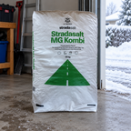 Sæk Stradasalt MG Kombi magnesiumchlorid ved garageindgang