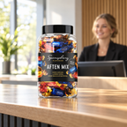 Spangsberg Aften Mix på receptionsdisk med voksen receptionist i baggrunden, stemningsbillede