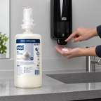 Tork Mild-skumsæberefill med sort manuel S4-dispenser i brug