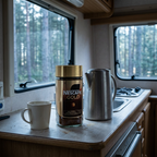 Nescafé Gold 200 g ved kande og kop i campingkøkken; kande og kop er ikke inkluderet