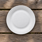 Hvid paptallerken på udendørs picnicbord