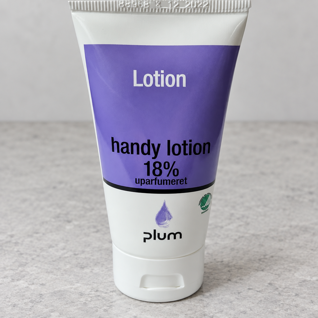 Nærbillede af Plum Handy Lotion 18 % med lilla etiket og hvidt låg