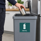 Brugssituation: metaldåse lægges i beholder med METAL-piktogram i køkken