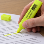 Gul Q-Connect highlighter i brug til overstregning af en tekstpassage på studienoter