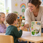 Voksen serverer Sun Lolly ØKO Æble til siddende barn i børnehaven