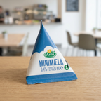 Arla minimælk 0,4 % på træbord i lys kantine