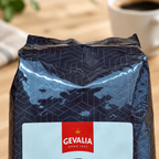 Nærbillede af Gevalia kaffeposens top, mørke mønster og røde mærke, stemningsbillede