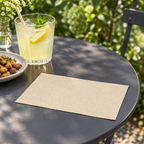 Naturfarvet Tork N4/N12 serviet ved lemonade på udendørs cafébord